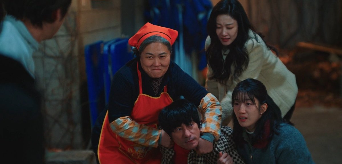Seohaesahu's tweet photo. #UndercoverMissHong is already on the list of one of the best female centric dramas. Like from the leads to villain all masterminds are the women here😭 everyone else is just playing their play oh i love that

 #UndercoverMissHongEp15 https://t.co/Nk35gLw22X