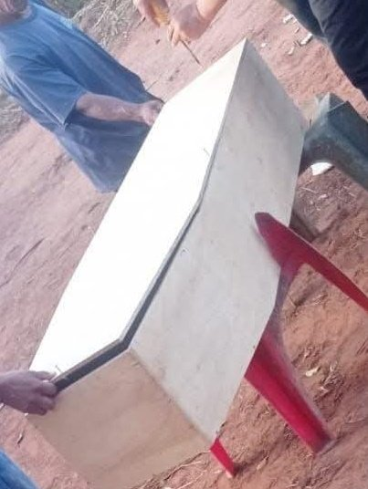 delpynews's tweet photo. ▶️ INDIGNACIÓN POR PUBLICACIÓN DE MUNICIPALIDAD TRAS ENTREGA DE ATAÚD |⚠️

Internautas critican a la Municipalidad de Repatriación tras publicar la entrega de un ataúd a una familia indígena como parte de una ayuda solidaria.

👉En las imágenes se observa un ataúd de madera colocado sobre una silla de plástico rota.

🔴Usuarios señalaron que la calidad del ataúd y la exposición del momento son indignantes.

🗣️“Hasta en un momento tan doloroso hacen campaña política”, “Nuestros hermanos indígenas merecen respeto, no son animales”, fueron algunos de los comentarios.

📌Desde la Municipalidad señalaron que la entrega se realizó a pedido del líder Juan Fernández para apoyar a una familia de la comunidad Ñu Hovy, en la zona Águila Negra.

¿Vos qué pensás? 🤔