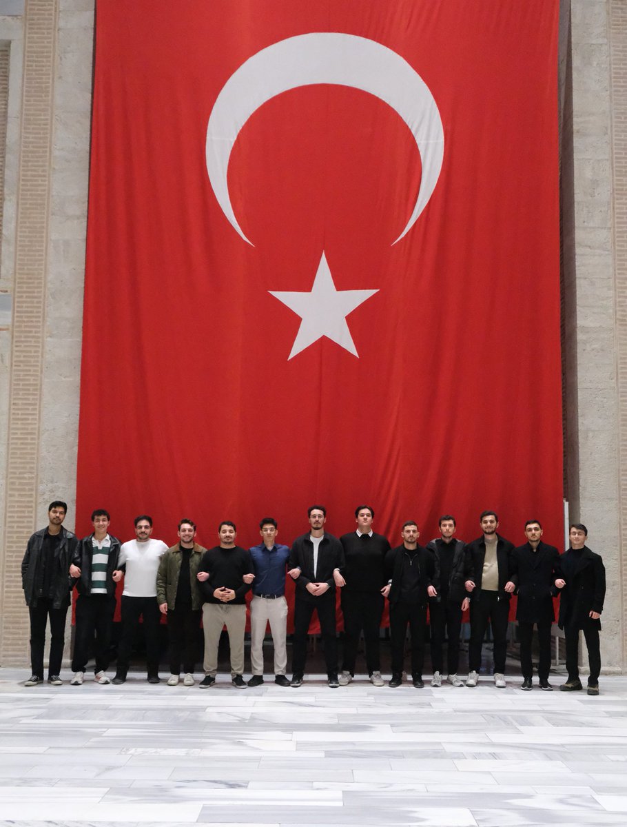 Tarihi Allah yazar; biz sadece nerede duracağımıza karar veririz.

Aliya İzzetbegoviç