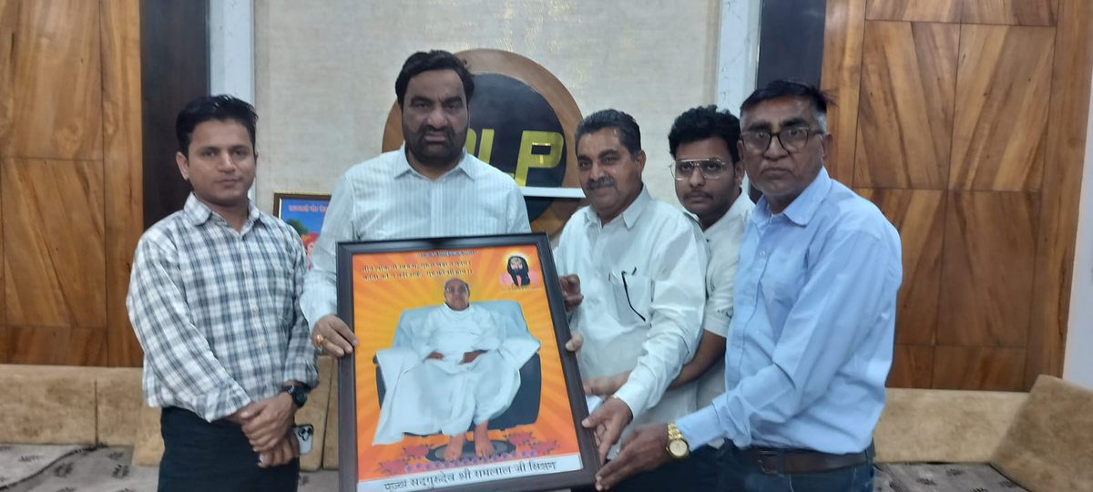 रामसिंह जी, रामचंद्र जी, गौतम जी पारीक एवं देवानंद जी ने नागौर सांसद श्री हनुमान बेनीवाल जी को ज्ञापन सौंपकर महान संत, समाज सुधारक एवं आध्यात्मिक प्रेरणास्रोत गुरुदेव श्री रामलालजी सियाग के विषय को संसद में उठाने का अनुरोध किया।
<a href="/hanumanbeniwal/">HANUMAN BENIWAL</a> 
<a href="/PMOIndia/">PMO India</a> 
<a href="/arjunrammeghwal/">Arjun Ram Meghwal</a>