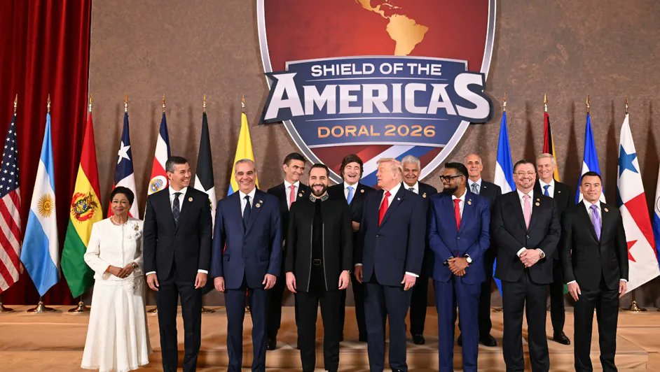 Trump se inventó hoy una "coalición Escudo de las Américas" contra el narcotráfico.

El nombre correcto sería "coalición Fascismos de las Américas" contra los pueblos de América Latina.

De entrada, no incluye a los países más importantes en la lucha contra el narco: México,