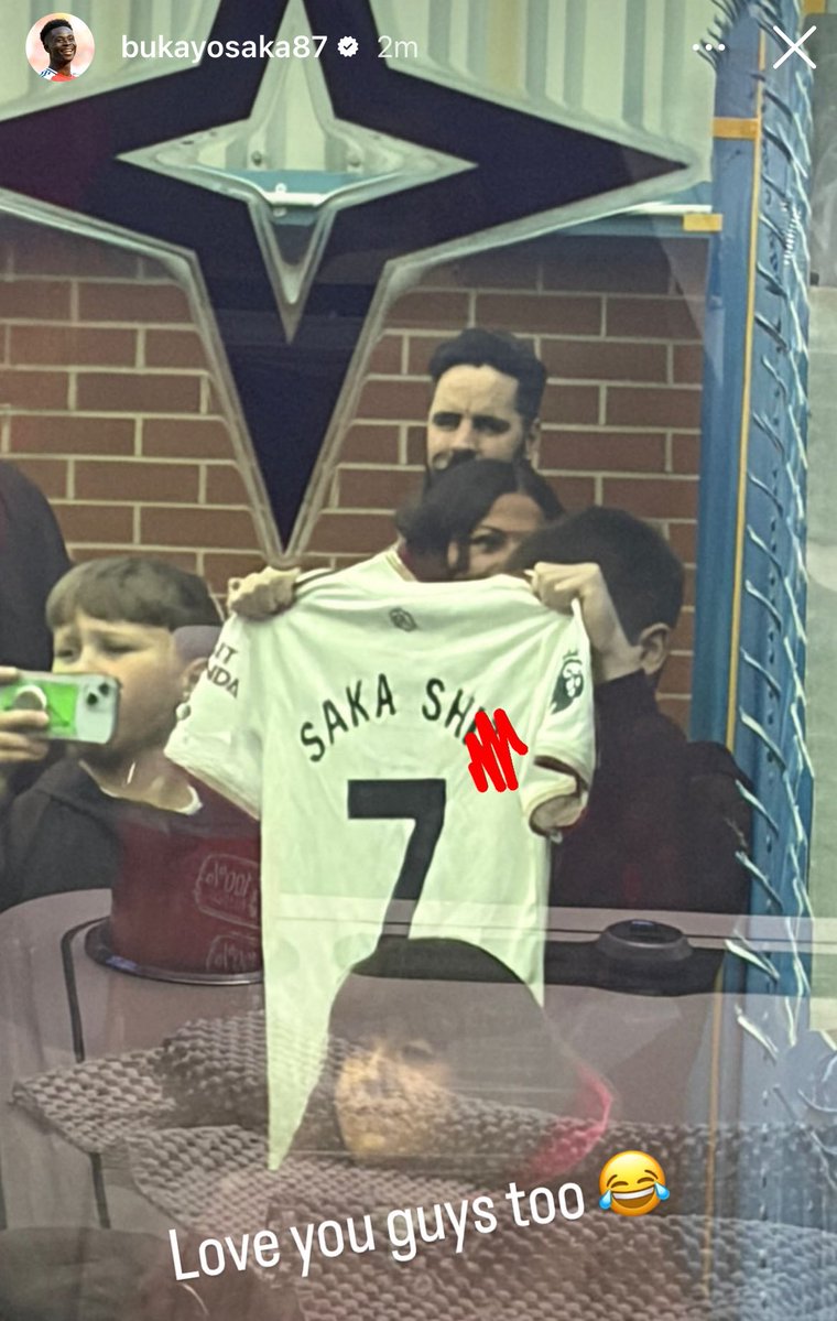 DailyAFC's tweet image. 📲 Bukayo Saka reacting to a Mansfield Town fan holding up a ‘Saka Sh*t’ shirt today, on Instagram. ❤️🤣

🗣️ ‘Love you guys too 😂’