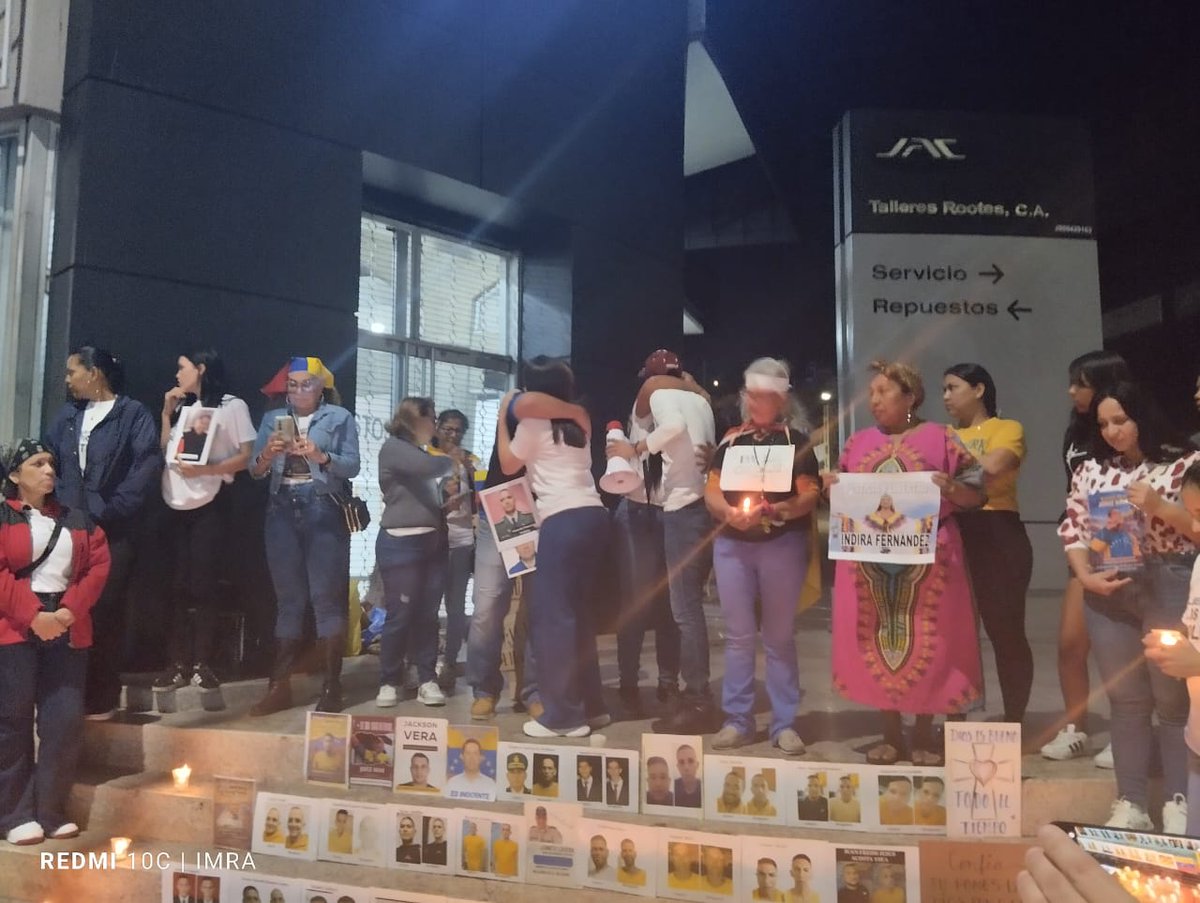 NBpor2015's tweet image. #6M vigilia por los presos politicos a las fueras de helicoides familiares y defensores de derechos humanos no descansaran hasta que todos sean liberados. #LibertadParaTodosLosPresosPoliticos #QueSeanTodos