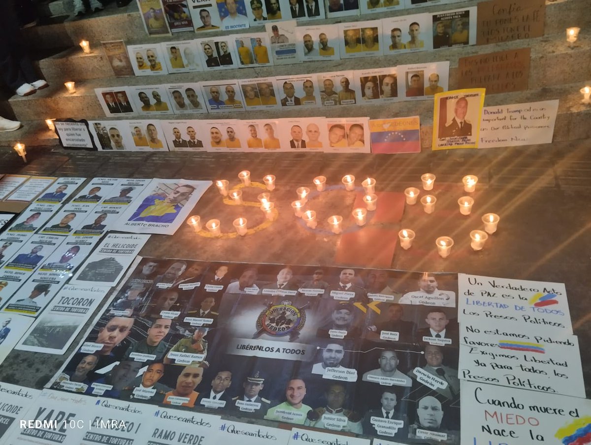 NBpor2015's tweet image. #6M vigilia por los presos politicos a las fueras de helicoides familiares y defensores de derechos humanos no descansaran hasta que todos sean liberados. #LibertadParaTodosLosPresosPoliticos #QueSeanTodos