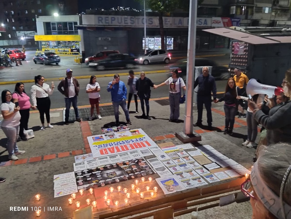 NBpor2015's tweet image. #6M vigilia por los presos politicos a las fueras de helicoides familiares y defensores de derechos humanos no descansaran hasta que todos sean liberados. #LibertadParaTodosLosPresosPoliticos #QueSeanTodos