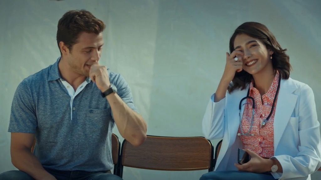 Benim ailem Türk dizileri bile izlemez ama Aybüke Pusat’ı ekranda görür görmez “Aa, Bahar bu” diyor. İşte gerçek bilinirlik böyle bir şey. İnsanlar onu, bir grup ergen sosyal medyayı keşfedip botlarla karalamaya çalışmadan çok önce tanıyıp seviyordu.

#AybükePusat