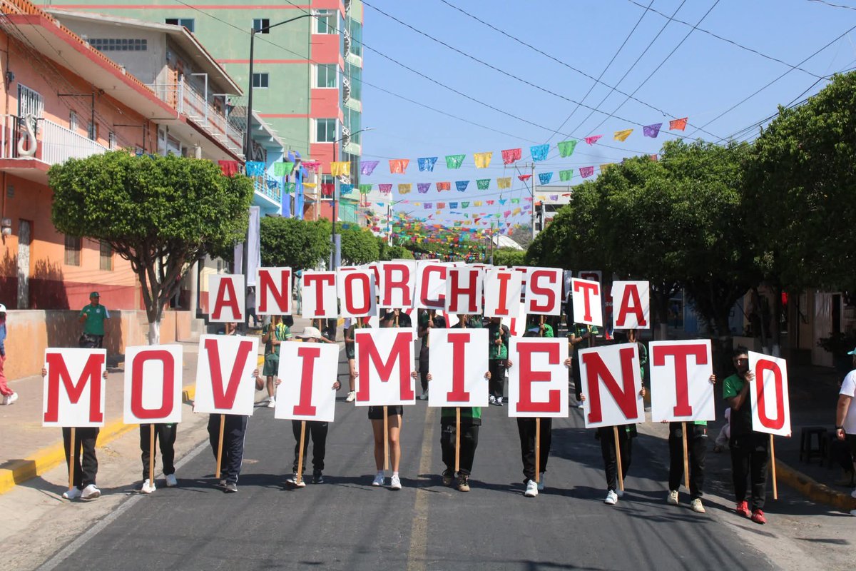 Comenzó el desfile de la XXII Espartaqueada Deportiva Nacional. 🏟️🔥

 #MovimientoAntorchista #Tecomatlan