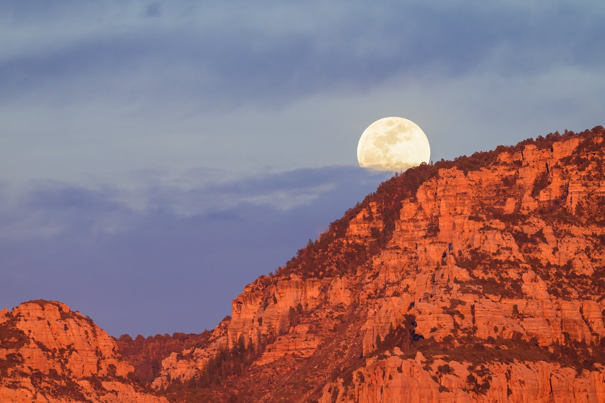 Leecosta's tweet photo. Moonrise over Sedona Red Rocks. #Sedona #RedRocks #Moonrise https://t.co/G2kWwAVAXk