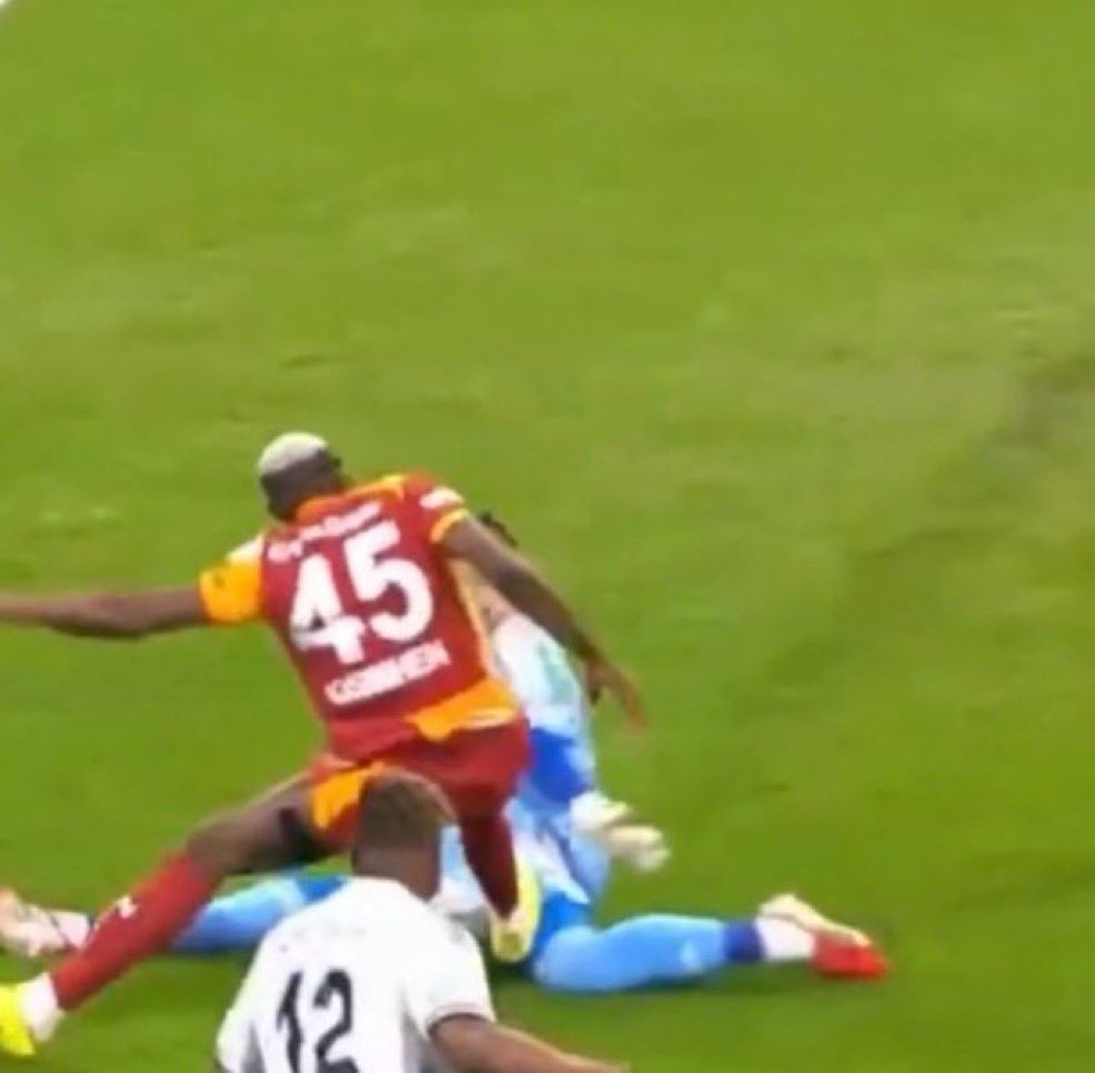 FenerSports_tr1's tweet photo. Her iki pozisyonda da kırmızı kart görmeyen Gsli futbolculardan Sane asist yaptı, Osimhen golü attı.

Galatasaraylılara sorsan ikisi de doğru karar. Gslilerle futbol konuşmayı bırakın. https://t.co/VxKSs2EUcX