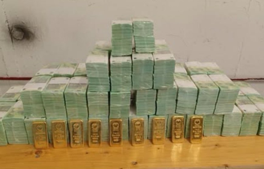 Gimmi52296693's tweet image. Continuate a mandare i vostri soldi a Zelensky!
L’amministrazione fiscale ungherese ha rivelato che solo quest’anno, attraverso il territorio ungherese sono stati trasferiti verso l’Ucraina:  
 900 milioni di dollari,  
420 milioni di euro,  
e 146 chili di lingotti d’oro.🥴🥴🥴