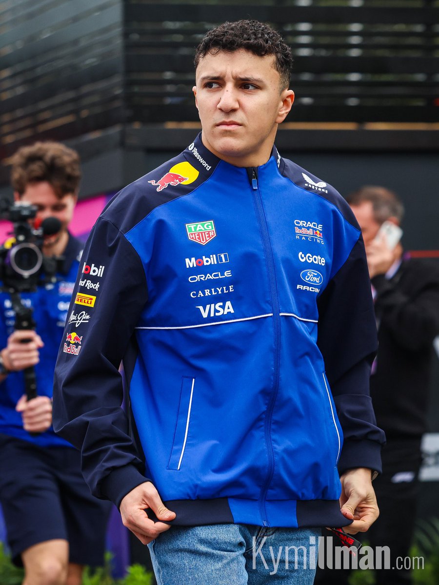 padduckf1's tweet photo. ontem no paddock, Isack Hadjar não estava muito simpático com os fotógrafos https://t.co/Az3R2J5Ucv