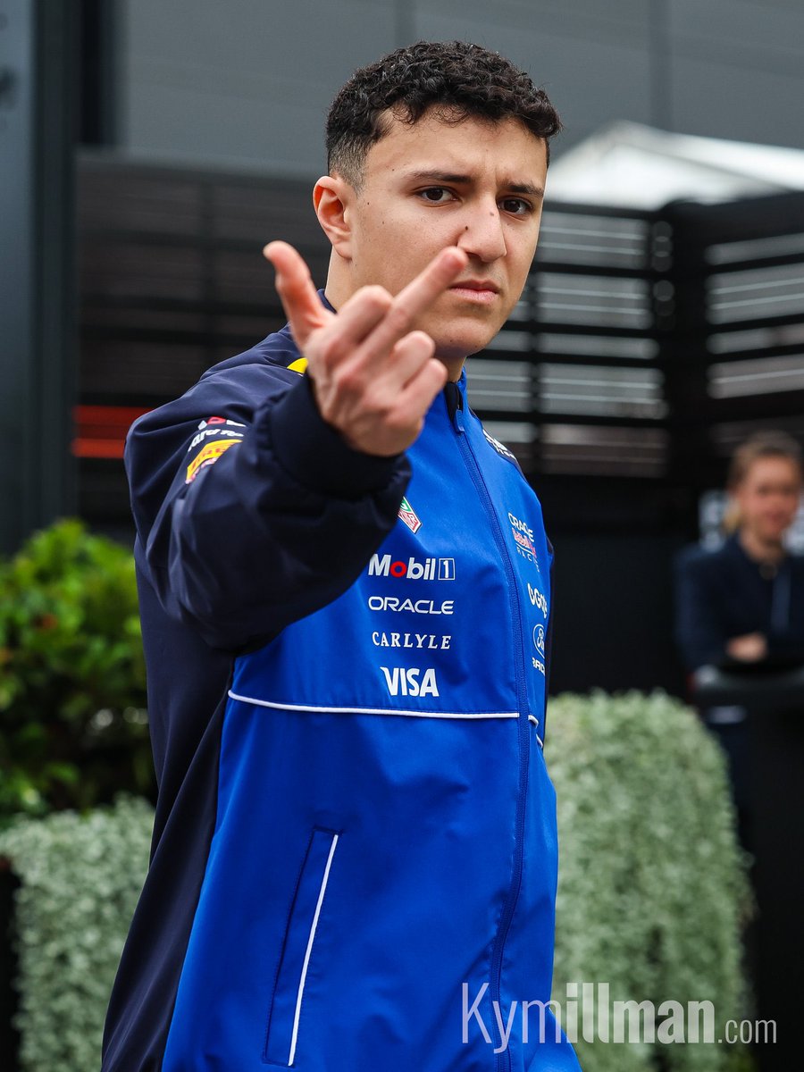 padduckf1's tweet photo. ontem no paddock, Isack Hadjar não estava muito simpático com os fotógrafos https://t.co/Az3R2J5Ucv