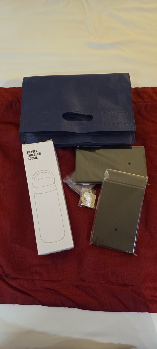 Td silahturahmi akbar, terus dapat 2 bags, satu karena ngasih kata sambutan utk perwakilan dosen dan alumni, satunya lagi karena menang quiz 🥳🥳