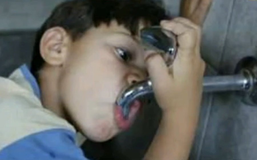 من منكم جرب هذه الحركة أيام الطفولة؟

🤣🤣🤣🤣