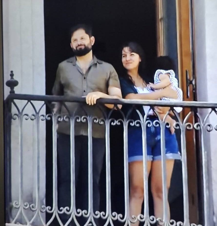 ✍️ Par de wueones rascas,  picantes 
Creen q están el balcón de la cabaña y no en el balcón de a moneda ...
Puta q son chulos ....✍️
#BoricElErrorDeChile 
#BoricAcusacionConstitucional 
#BoricMiente