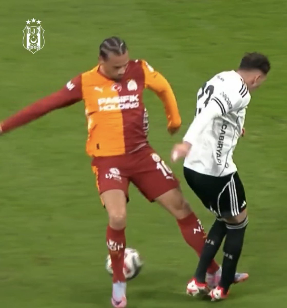 mbatuhanagir's tweet photo. Orkun, Trabzon’da yaptığı hareketi sonrası sarı kart görmüştü. 

Bu akşam da Sane sarı kart gördü.

Demekki bu tarz pozisyonlarda hakemlerimiz bir standart oturttu.

Peki Orkun’a sarı deyip Sane’ye kırmızı diyen “standartsız” yorumculara ne diyeceğiz? https://t.co/O0uTtje0Xb