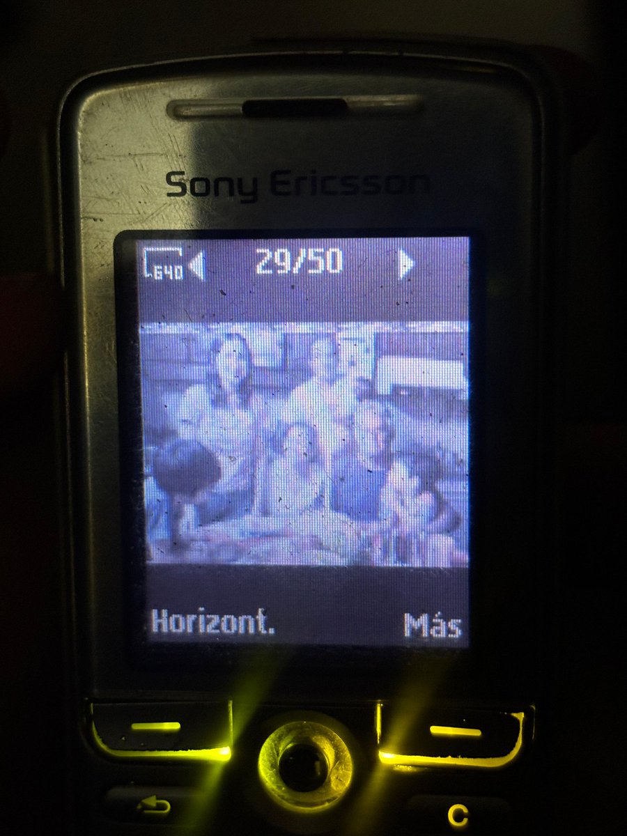 Sabrinaponce05's tweet photo. Ayer y hoy por la mañana pensé un montón en mi abuelo, en lo mucho que lo extraño. Y recién, veo fotos suyas que aparecieron en un celular súper viejito, unas que no veía hace mucho, más que las que ya conocía de siempre 🥹✨ pero desbloqueo muchísimos recuerdos hermosos 😭❤️‍🩹 https://t.co/FtifhLHrvj