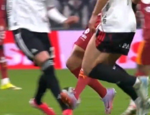 tweettbesiktas's tweet photo. İkisi de direkt olarak futbolcu hayatını bitirmeye yönelik.

Biz yapmış olsak şu an 8-9 kişi falandık sahada. https://t.co/utgbXmjiqd
