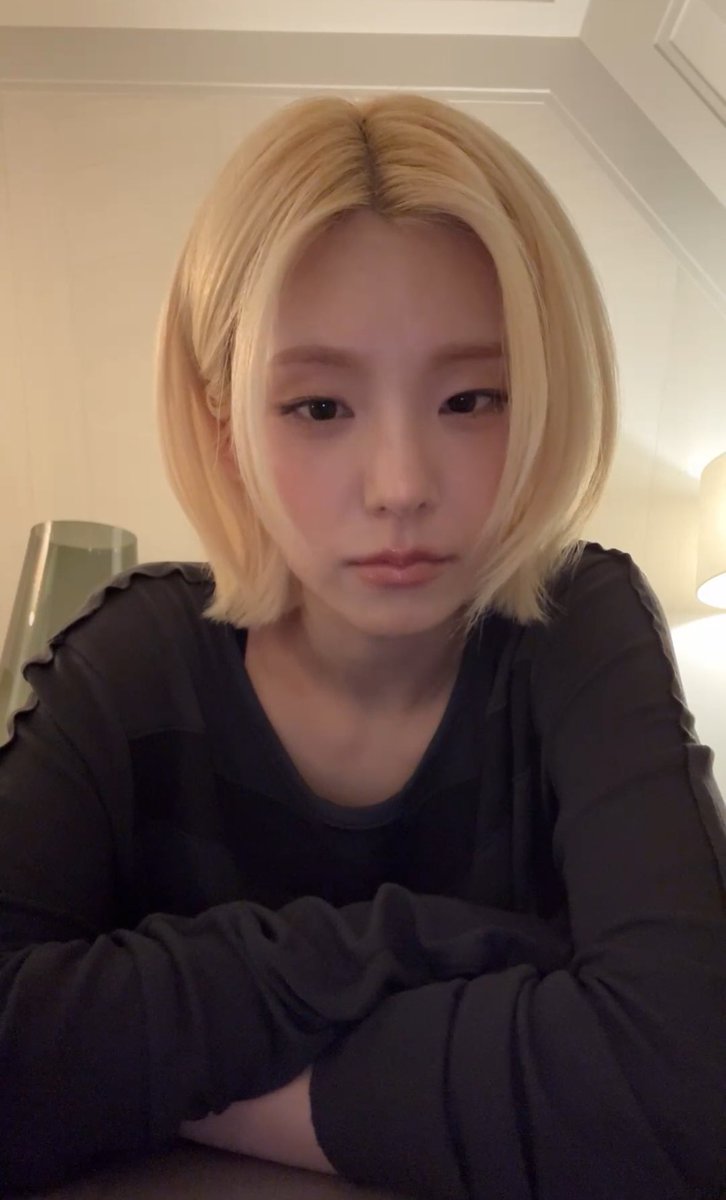 黃禮志在一大早給你打了視訊,你記得他那裡的時間是半夜,以為是他睡不著想找人聊天
你發現他偷吃零食,忍不住問了一句,他就帶你去看巴黎的夜晚轉移焦點,你很努力看,只擠出一句“可惜星星只有一顆”
回到室內的黃禮志變得有些安靜,你以為他想睡覺,催促他去躺,他卻癟著嘴說

“只是要姐姐說一句想我,很難嗎?”