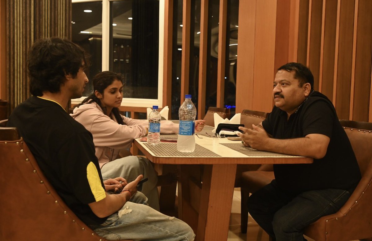 Editor_SanjayS's tweet photo. शानदार अभिनेता और बेहतरीन इंसान शांतनु माहेश्वरी का आज जन्मदिन है.

फिल्म गंगूबाई काठियावाड़ी में आलिया भट्ट के प्रेमी का उनका किरदार आज भी दर्शकों को याद है. लेकिन सच तो यह है कि शांतनु ने पहचान सबसे पहले डांस की दुनिया में बनाई. दिल दोस्ती डांस से लेकर झलक दिखला जा जीतने तक और डांस प्लस में अपनी अद्भुत प्रतिभा दिखाने तक, उन्होंने हर मंच पर यह साबित किया कि मेहनत, अनुशासन और जुनून मिल जाएँ तो कोई भी सपना सच हो सकता है.

एक फिल्म की शूटिंग के दौरान मुझे लगभग एक महीना उनके साथ झारखंड में रहने का मौका मिला. उस दौरान मैंने करीब से देखा कि यह हमेशा मुस्कुराने वाला नौजवान अभिनेता अंदर से कितना संवेदनशील और कोमल हृदय का इंसान है. सफलता के बावजूद उनमें जरा भी अहंकार नहीं है, बल्कि एक सादगी और अपनापन है जो उन्हें और खास बनाता है.

परमपिता परमेश्वर से मेरी यही कामना है कि इस प्यारे से इंसान को जीवन की हर खुशी मिले, हर सपना पूरा हो और सफलता की नई ऊँचाइयाँ उनका इंतजार करती रहें.

हैप्पी वाला… बहुत बहुत हैप्पी बर्थडे शांतनु माहेश्वरी. 🎂✨@shantanum07