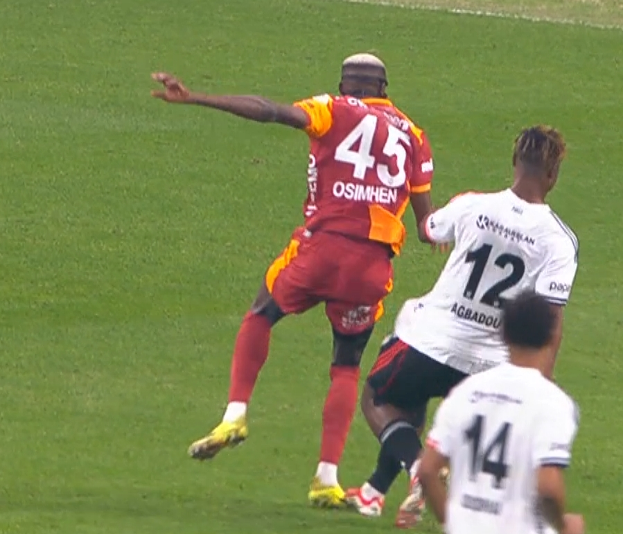 mknewstr's tweet photo. Hakem Ozan Ergün, Osimhen'in sakatlandığı pozisyonda Agbadou'ya kart göstermedi. https://t.co/XUQww6QHb5