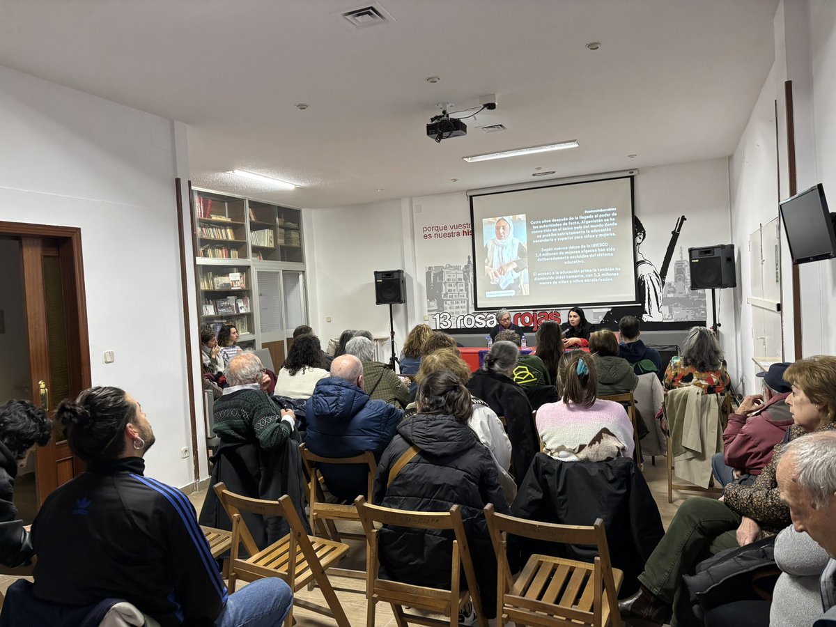 Lleno en nuestro local para escuchar a Khadija Amín, ex presentadora de la televisión de Afganistán, en el acto organizado por grupos de mujeres de entidades de #CiudadLineal por el #8M2026. 

Una conclusión: no usar la causa de las mujeres para justificar guerras en su nombre.