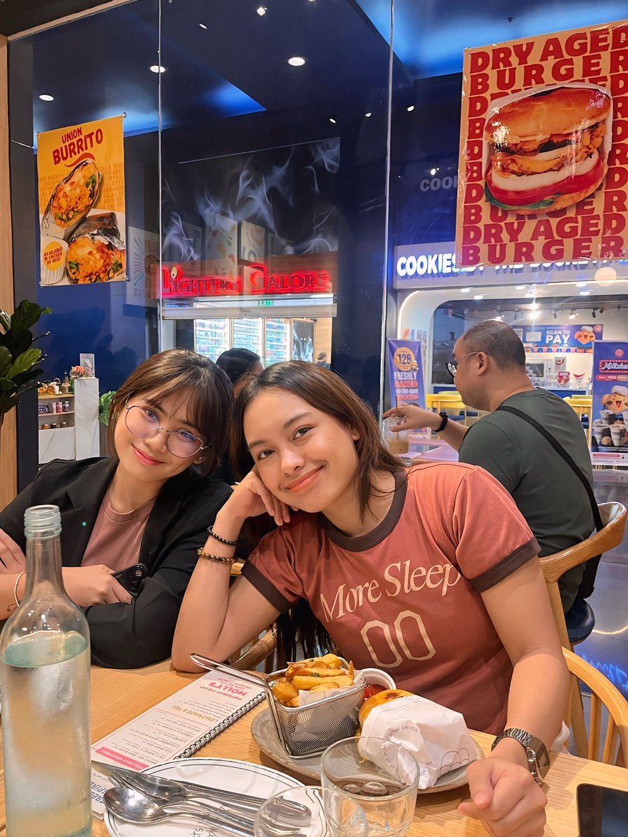 jumpfearsoon's tweet photo. Laughing a little louder over dinner tonight 🍕 https://t.co/aNNfxYqQUH