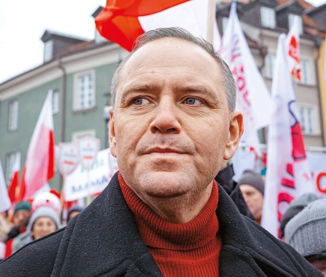 anusiek73's tweet photo. Dla tych, którzy nie mają Facebooka.
Nie dla lajków, nie dla zasięgów, nie dla fejmu.
Wrzucam, żebyście po prostu przeczytali...

"Nawrocki nie jest politykiem. Nawrocki jest politycznym skrótem myślowym. Najprostszą wersją władzy, jaką można sprzedać ludziom, którzy nie chcą słyszeć nic trudnego. To nie jest człowiek od państwa. To jest człowiek od emocji. Od gniewu, od pretensji, od wskazywania wroga. Każde jego wystąpienie wygląda tak samo. Głośny ton, kilka wielkich słów o honorze i ojczyźnie, a pod spodem pustka tak wielka, że aż dzwoni.
On nie buduje żadnej wizji. On sprzedaje obrażenie. Politykę, która żyje z urazy i kompleksów. Z opowieści, że ktoś nas okradł, ktoś nami gardzi, ktoś chce nas pouczać. I że jedyną odpowiedzią jest jeszcze więcej krzyku. W normalnej polityce brak kompetencji jest problemem. U niego to atut. Każda wpadka działa jak reklama. Każde pokazanie jego niewiedzy tylko wzmacnia legendę „zwykłego chłopa”, którego elity rzekomo nie rozumieją. To jest cyniczna gra na najniższych instynktach.
Im mniej potrafi, tym bardziej musi krzyczeć. Im mniej rozumie, tym większą udaje pewność siebie. Fakty go nie interesują, bo fakty są niewygodne. Fakty wymagają myślenia. A jego polityka jest dokładnym przeciwieństwem myślenia. To jest polityka dla ludzi, którym wmówiono, że wiedza jest podejrzana, a inteligencja to zarozumiałość. W tym świecie książka jest wrogiem, ekspert jest zdrajcą, a argument jest „mądrzeniem się”.
Nawrocki idealnie pasuje do tego klimatu. Nie zadaje pytań. Nie ma wątpliwości. Nie zna słowa odpowiedzialność. Ma za to nieograniczoną pewność siebie i gotowość, żeby każdego dnia produkować nową porcję oburzenia. On nie podnosi poziomu debaty. On go rozjeżdża walcem. Zamienia politykę w festiwal prostych haseł, taniej dumy i permanentnej awantury. Państwo w tej wizji nie jest wspólnym projektem. Jest narzędziem do okładania przeciwników. Instytucje są po to, żeby służyły „naszym”. Prawo jest po to, żeby naginać je pod bieżącą potrzebę. A patriotyzm jest tylko głośnym słowem, które ma przykryć brak jakiegokolwiek planu.
Najbardziej brutalna prawda jest taka, że Nawrocki niczego nie oferuje poza poczuciem wyższości nad wyimaginowanym wrogiem. Nie proponuje pracy nad państwem. Nie proponuje wysiłku. Proponuje bardzo wygodną iluzję. Można być dumnym bez osiągnięć. Można być moralnym bez zasad. Można być patriotą bez odpowiedzialności.
To jest polityczny fast food. Dużo soli, dużo tłuszczu, zero wartości odżywczych. Daje chwilową satysfakcję, a potem zostawia tylko bałagan.
I dopóki wystarcza ludziom taka dieta, dopóty tacy politycy będą mieli swoje miejsce. Nie dlatego, że są dobrzy. Dlatego, że są łatwi. Głośni. I kompletnie odporni na rzeczywistość."
Piotrek K.