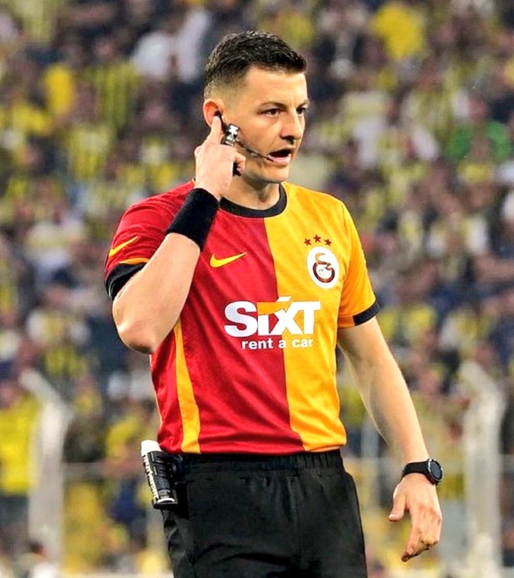 Osimhen ve Sane'ye kırmızı kart vermeyen Ozan Ergün'ün derbi yönetimini nasıl buldunuz?