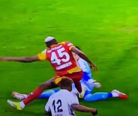 Şunları Bjk yapsa direkt çıkarmıştı kırmızıyı var da inceleme yapılırken bile orkunu kolluyor herif