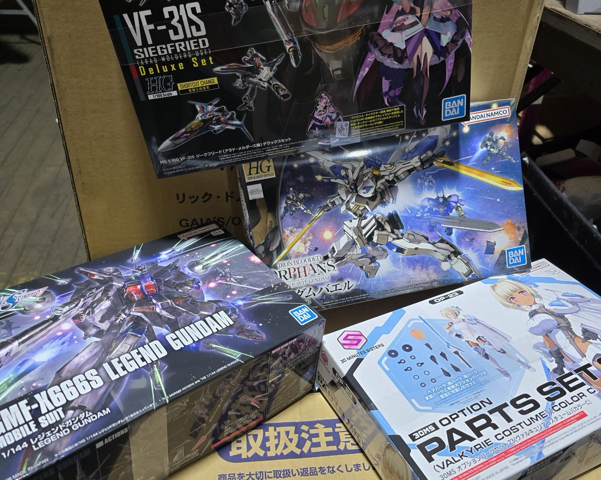 Sorry that this isn't your typical tower, but Bandai didn't send me enough qty to make one. :( These are all live right now.

gundampros.shop/product-catego…