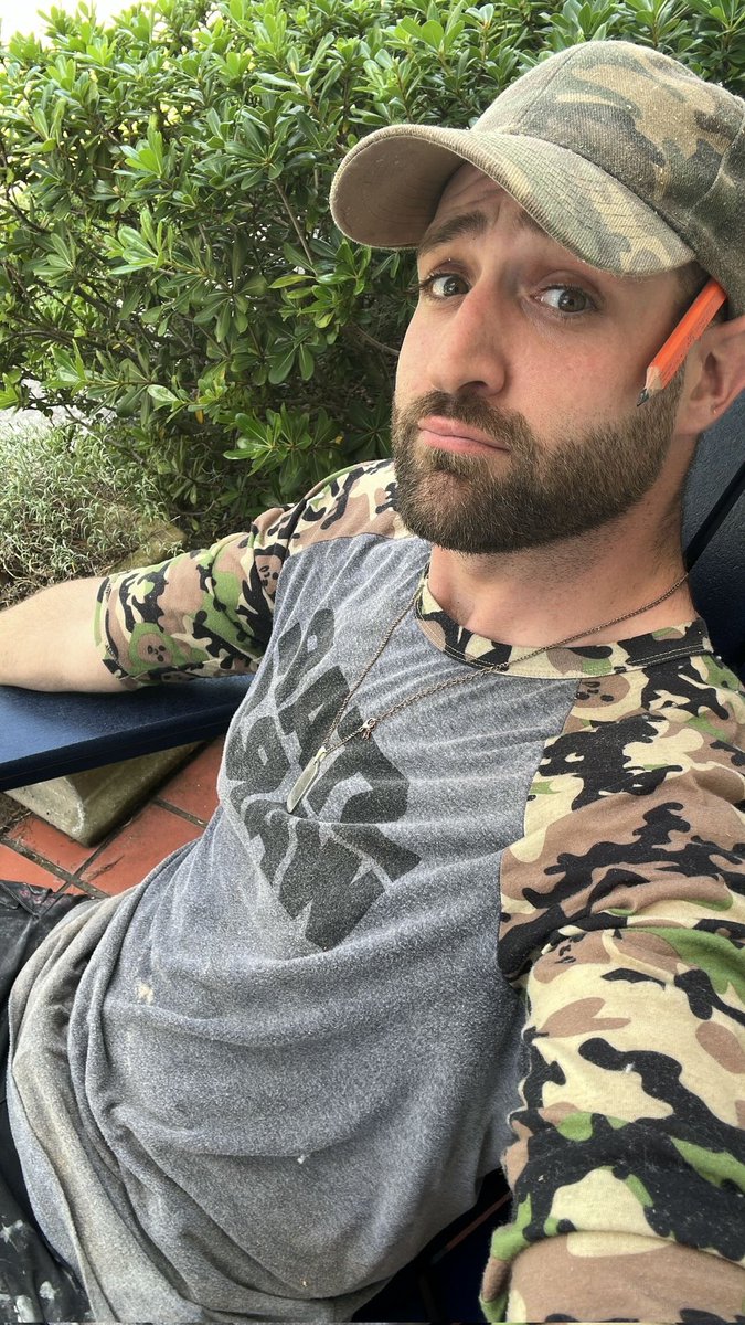 Laviathan19's tweet photo. Haven't posted in a while. Here's a work selfie 😅

#work #selfie #gay #masc https://t.co/5tyIC5yUxr
