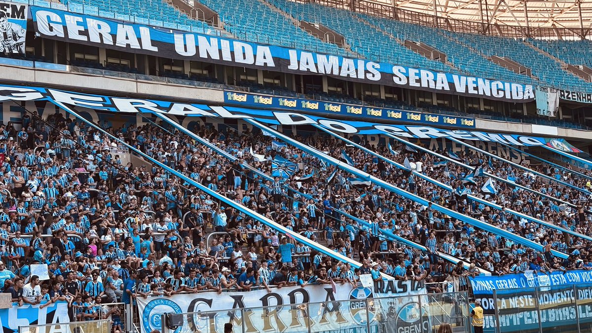 barrabrava_net's tweet photo. 7.300 hinchas de Grêmio hoy en el entrenamiento del equipo. El domingo se juega el clásico Gre-Nal ante Internacional por la final del Campeonato Gaúcho. https://t.co/zxAapgUSzW