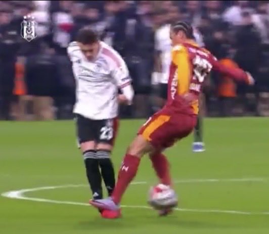 Bu pozisyonun kırmızı olması için daha ne gerekiyor? Ayağının kırılması mı? 
#BJKvGS