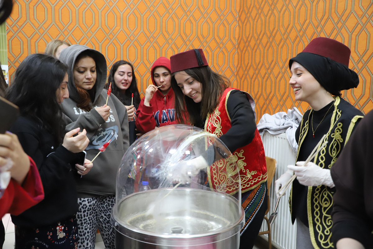 📍 Hubbi Hatun Yurdu

Ramazan ayının manevi atmosferinde düzenlenen programda Yücel Huzurevi’nden gelen misafirlerle öğrencilerimiz aynı sofrada buluştu. İftar öncesi Tasavvuf Musiki Korosu eserler seslendirdi. Program sonunda pamuk şeker ve Osmanlı macunu ikram edildi. 🌙🍬