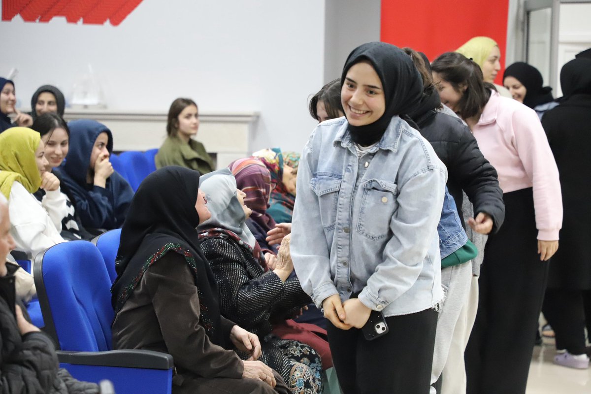 KarabukKYGM's tweet photo. 📍 Hubbi Hatun Yurdu

Ramazan ayının manevi atmosferinde düzenlenen programda Yücel Huzurevi’nden gelen misafirlerle öğrencilerimiz aynı sofrada buluştu. İftar öncesi Tasavvuf Musiki Korosu eserler seslendirdi. Program sonunda pamuk şeker ve Osmanlı macunu ikram edildi. 🌙🍬 https://t.co/ptfV2Wu3ew