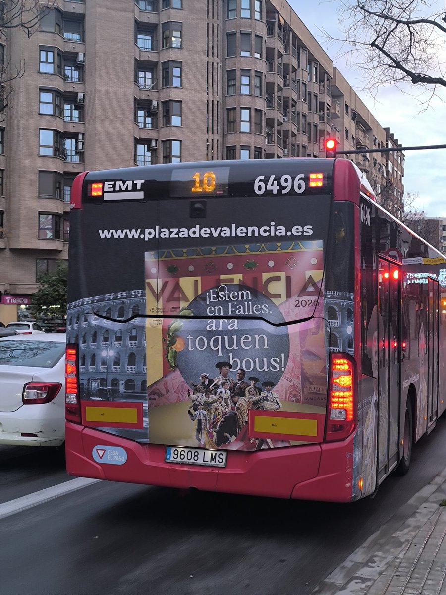 Su10051977's tweet photo. #fallas2026 #ayuntamientodevalencia ¿De verdad esta es la mejor imagen y el mejor eslogan para poner en los autobuses de la EMT? A MI NO ME REPRESENTA https://t.co/vFjD3iI7bH
