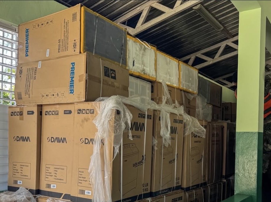 irodriguezduran's tweet photo. Un Gobierno presente, familias afectadas por las lluvias en el distrito municipal de Sabaneta de Yásica, reciben asistencia a través de los Proyectos Estratégicos y Especiales de la Presidencia (PROPEEP). https://t.co/InKdmeJ22K