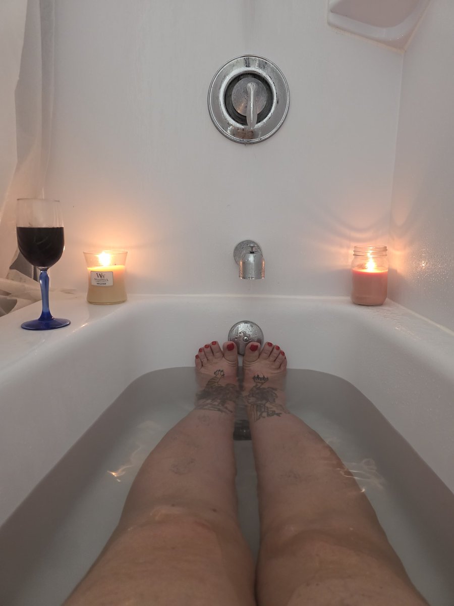FeetRp's tweet photo. A much needed soak I am use to my bath being drawn but this will do. @slaveforrp https://t.co/TmM0xnAZR3