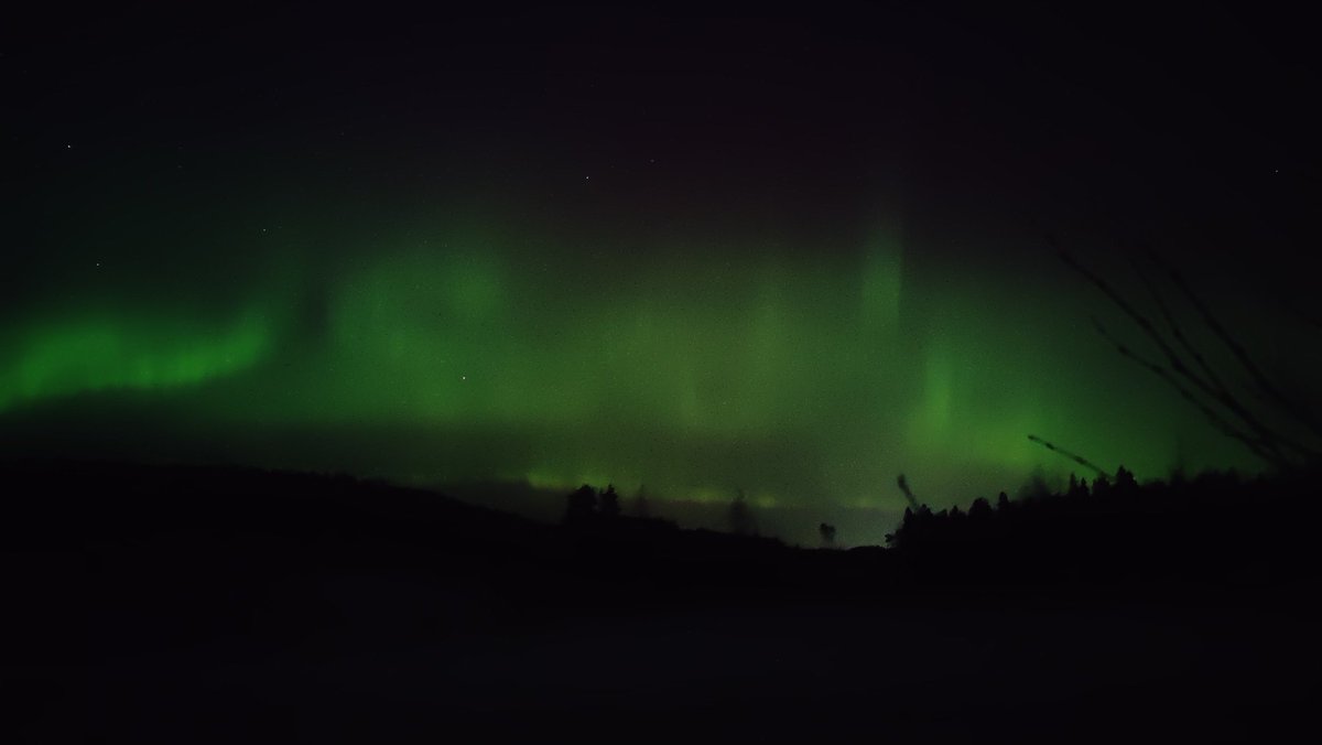 heline_fay's tweet photo. I felt slightly sad for not taking any photos from last night's northern lights. Not so sad anymore. It's way stronger today! https://t.co/hlwfoiQyGb