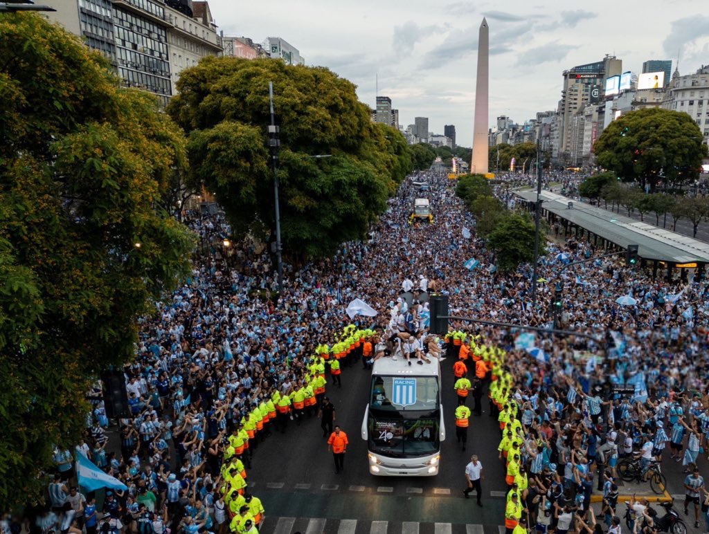 Dame una foto con más aura que esta y cierro la cuenta.
Feliz día del hincha de Racing🩵