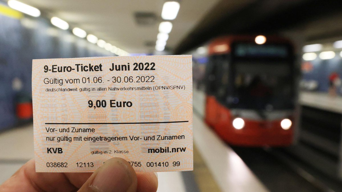 Der einzig wahre Tankrabatt: Das 9€ Ticket. Es hat weder Ölkonzerne &amp; Diktatoren finanziert, dabei 1,8 Mio.T. CO2 eingespart, in 23 von 26 Städten Stau reduziert, höhere Umsätze fürs Gewerbe gebracht und 30 Mio. Menschen entlastet. Höchste Zeit, dass es wieder reaktiviert wird💪