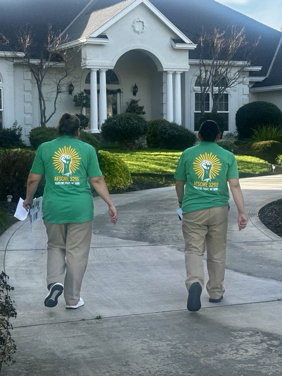 afscme3299's tweet photo. We keep the pressure on. Last week, members visited the rich neighborhoods of UC CEO and Chancellors to let their neighbors know of UC inequality and our need for a fair contract now!
#afscme3299 #3299strong #ucworkers #ucm #merced #ucmerced #juanmunoz #munoz #peacefulprotest #faircontractnow
