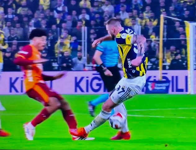 Skriniar sara pozisyonuna bişey yok diyen o.evlatları sane için kırmızı istiyor.
Birşey yok oyna devam...

#BJKvGS