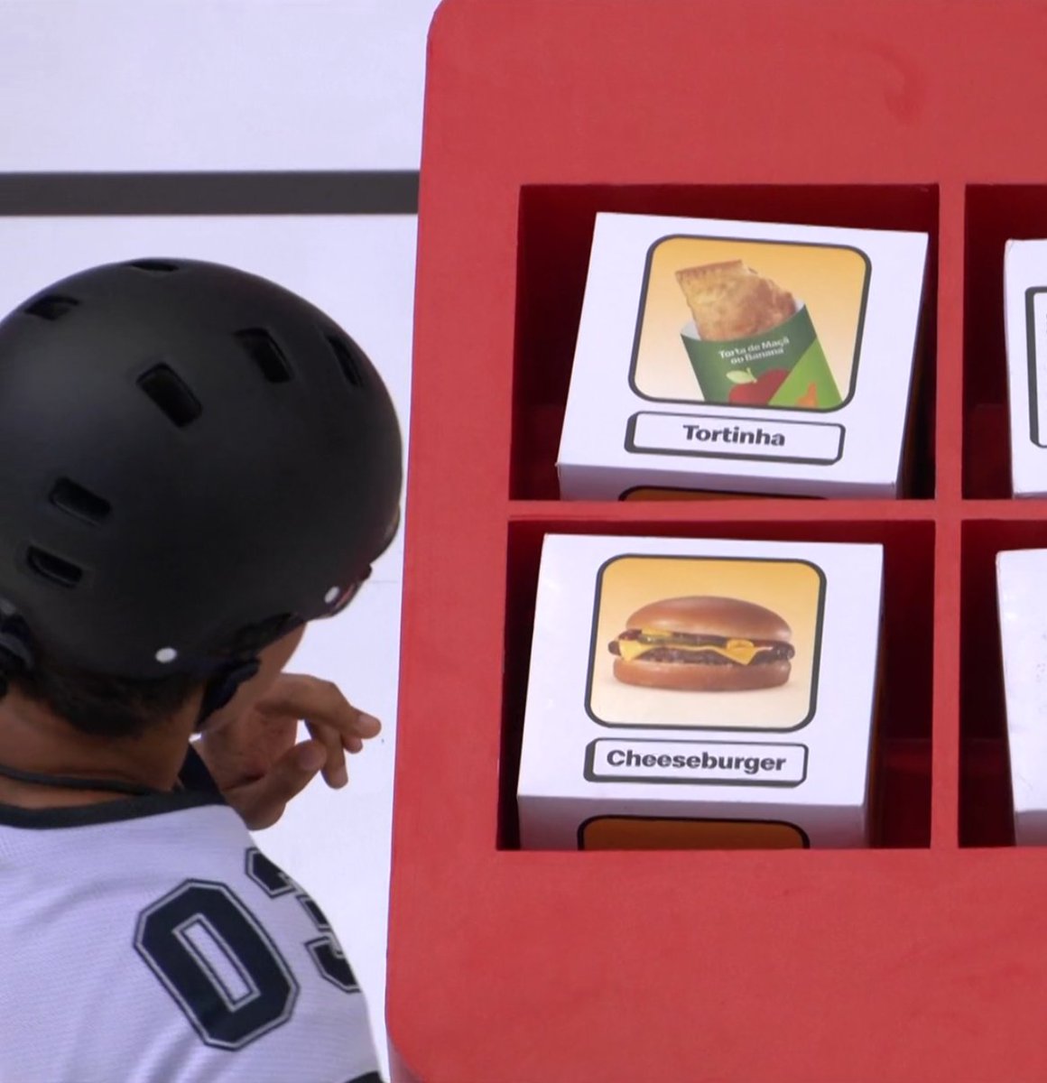 Milena: "Mas aqui tá escrito Xézéburguer, não cheeseburguer"
Tadeu: "Mas é assim que se escreve!"

KKKKKKKKKKKKKK