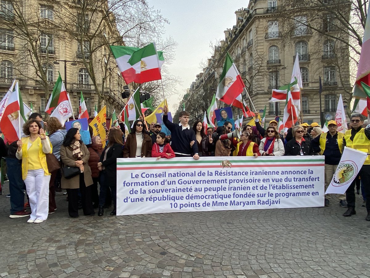 maryamarchitect's tweet photo. Grande manifestation des Iraniens soutenant la Résistance et le Conseil national de la Résistance à Trocadéro.
Première intervenante :
M.  Brard ancien député maire de Montreuil et le message de Madame Maryam #Radjavi présidente élu de conseil National de la Résistance iranienne https://t.co/VdiEqANF1C