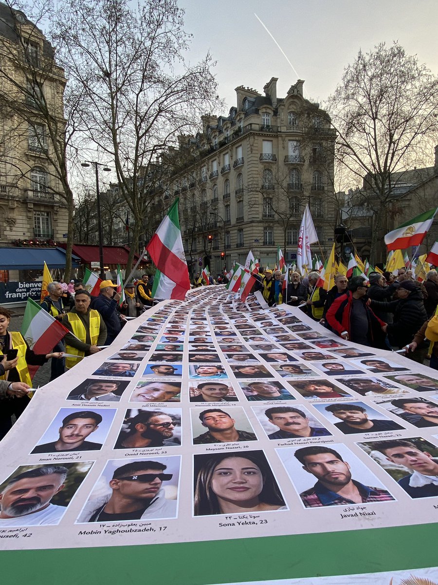 maryamarchitect's tweet photo. Grande manifestation des Iraniens soutenant la Résistance et le Conseil national de la Résistance à Trocadéro.
Première intervenante :
M.  Brard ancien député maire de Montreuil et le message de Madame Maryam #Radjavi présidente élu de conseil National de la Résistance iranienne https://t.co/VdiEqANF1C