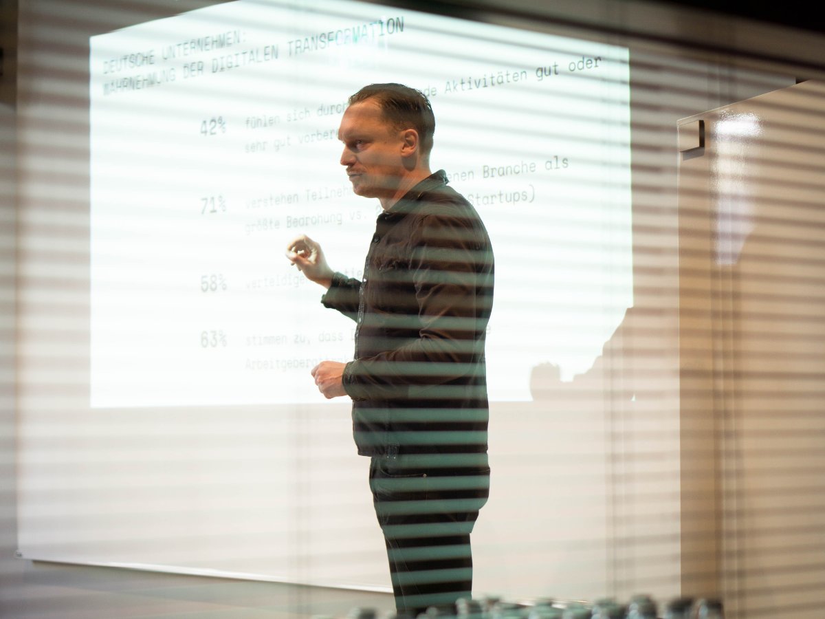 C_Peterka's tweet photo. 🧠 KI to go: Unternehmen zeigen Lösungen, die im Alltag wirklich helfen.

Im Rahmen der IHK Köln Veranstaltung gebe ich einen Workshop mit dem Titel: „Der persönliche KI-Assistent in 30 Minuten“.

Was ich mitbringe: 
Die Antwort auf die Frage: Wie baue ich mir als Entscheider oder Führungskraft einen funktionierenden, alltagstauglichen KI-Assistenten – ohne IT-Abteilung, ohne Projektstruktur, ohne Buzzword-Overload?

In 30 Minuten geht es um drei Dinge:
- Welche KI passt am besten zu meinen Bedürfnissen? 
- Wie kann ich einen persönlichen Workflow automatisieren?
- Was kann ich danach zusätzlich tun? 

KI wird oft entweder überhöht oder verteufelt.

Ich plädiere für etwas Drittes: Pragmatische Nutzung bei klarer Führung.
Wer dabei ist, geht mit einer konkret nutzbaren Struktur.

❌ Der Workshop ist schon ausgebucht, was zeigt wie relevant das Thema jetzt ist. Ich freue mich auf alle, die einen Platz ergattern konnten.

Alle Infos zur Veranstaltung: https://t.co/g0UoadvGzK

#KI #Digitalisierung #Führung