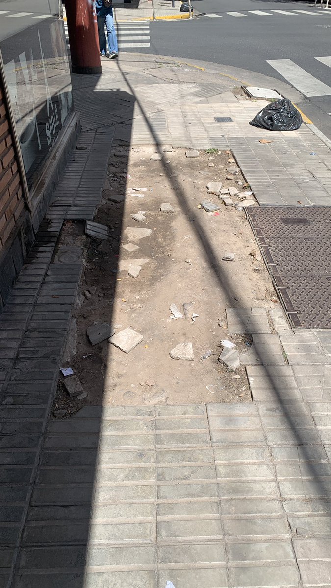 por favor arreglen la vereda <a href="/epeoficial/">Noticias de EPE</a> <a href="/CaroLabayru/">Carolina Labayru</a> dorrego y mendoza