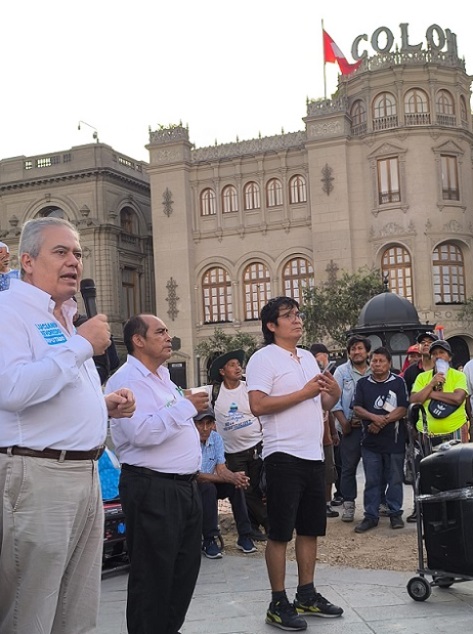 CRÓNICA DE UNA INCURSIÓN EN EL CORAZÓN DEL ADVERSARIO: LUCIANO REVOREDO EN LA PLAZA SAN MARTÍN 
Hay lugares que la derecha peruana ha cedido por omisión o por temor. La Plaza San Martín, convertida desde hace años en el ágora de las ideologías de izquierda más radicales, parecía